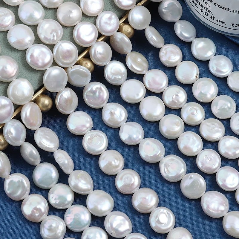 A strand of 12-13mm natural irregular-threaded button pearls, with a total length of approximately 40 cm and about 31 pieces.