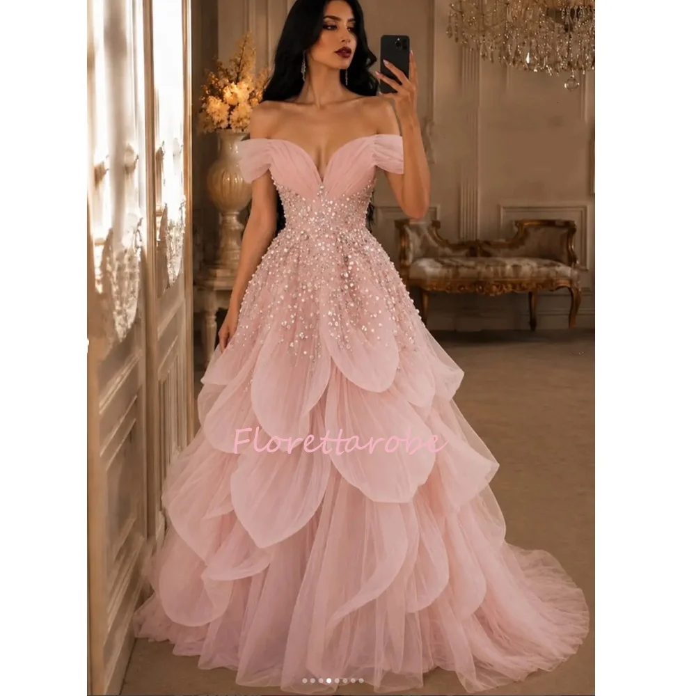 Prinzessin Rosa A-Linie Ballkleider Arabisch Dubai Schulterfreies Abendkleid mit Perlenstickerei Mehrstufige Hochzeitspartykleider Maßgeschneidert 2026