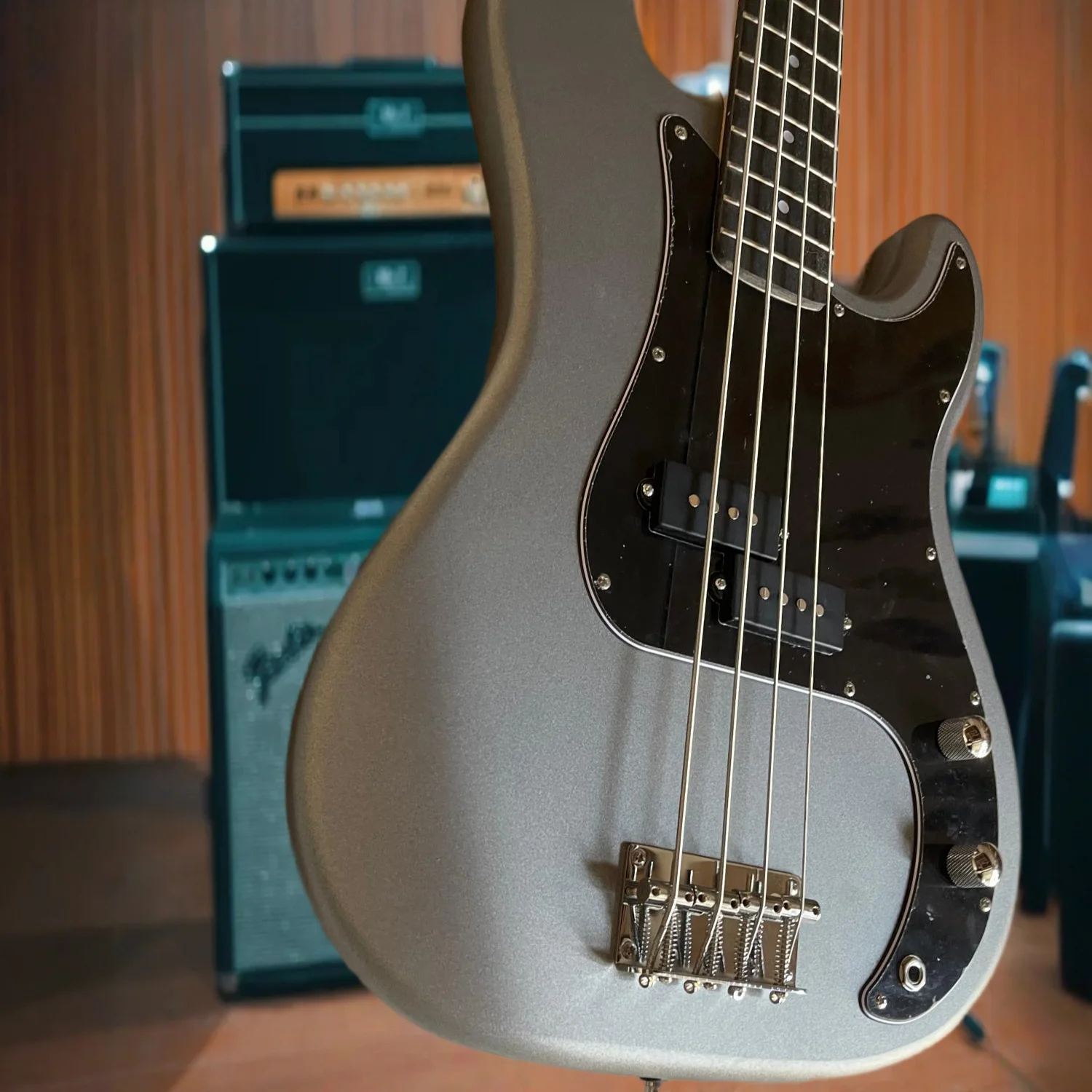 Four String Electric Bass Silver Body with Black Pickguard P+J Dual Pickup Three Knob Circuit Smooth Soft Unparalleled Bass