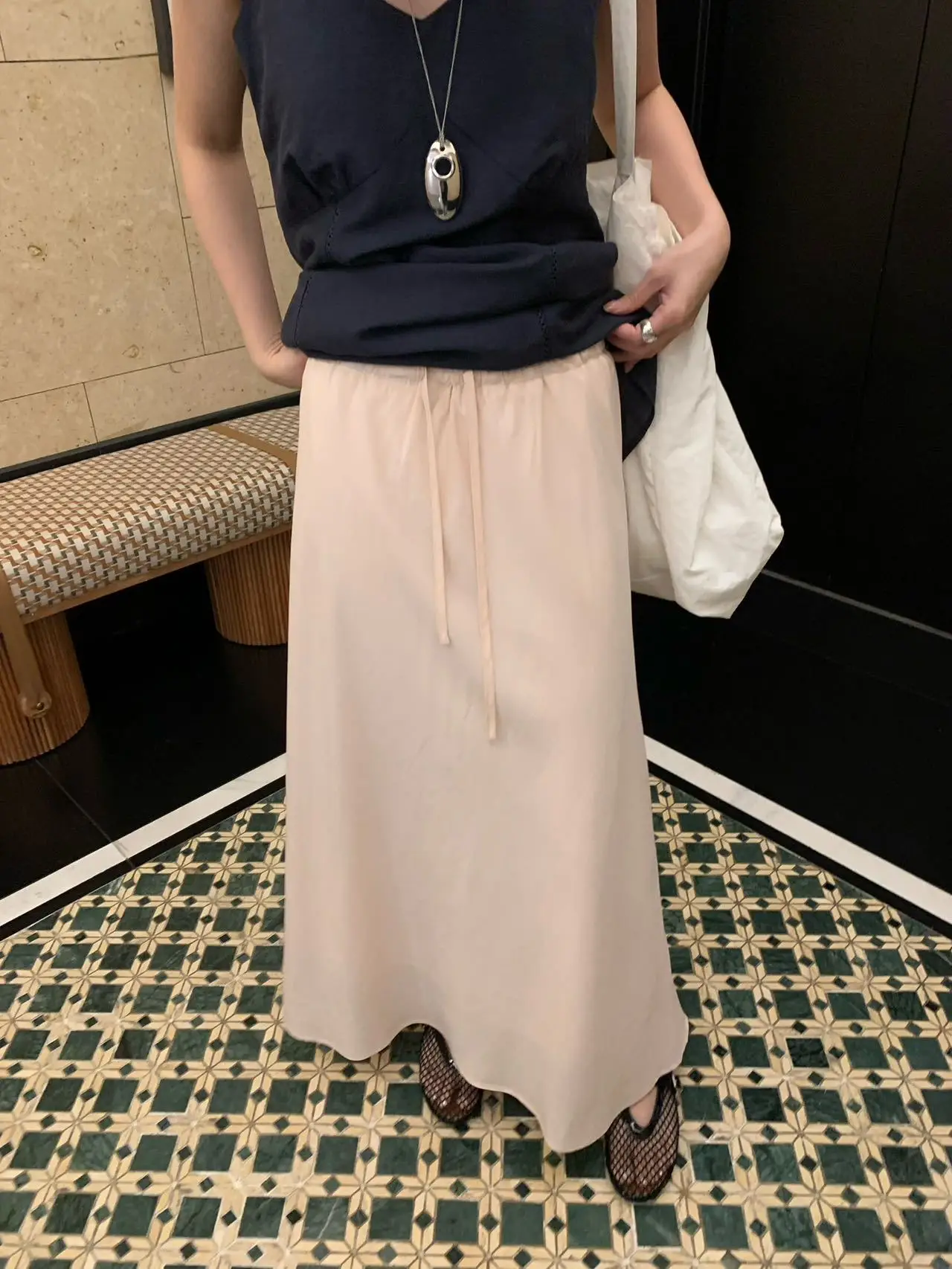 

Повседневная элегантная однотонная свободная женская юбка Lilian: удобная для работы, простой дизайн, средней длины, А-силуэт, для женщин