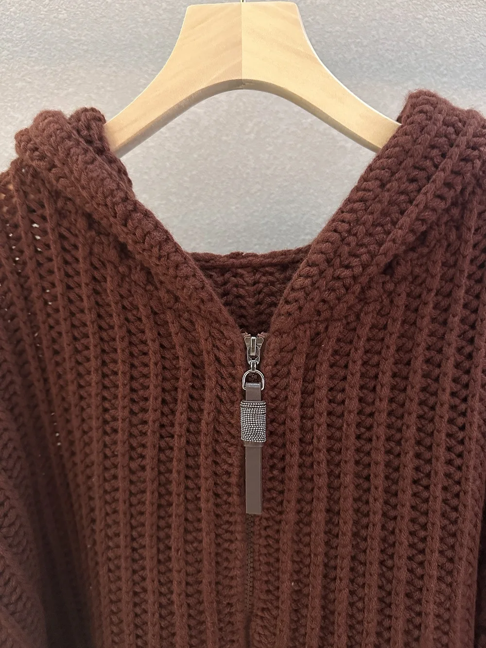 2025 Cardigan con zip lavorato a maglia in lana sciolta con cappuccio scavato da donna autunno e inverno B * C