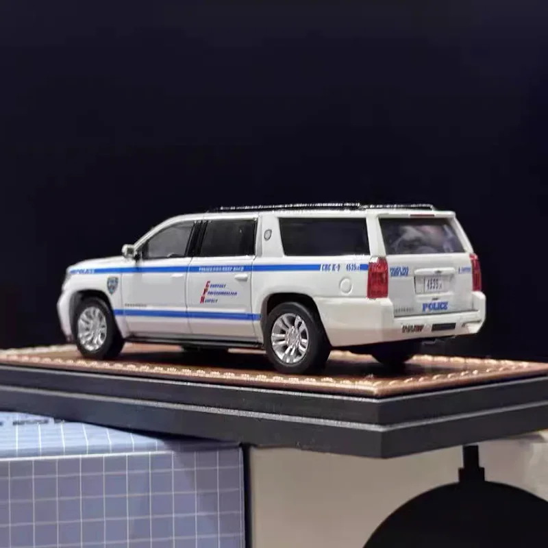 

GOC Diecast 1:64 Scale Suburban CV Alloy Simulation Car Model Collection Souvenir Adult Child Holiday Gift Toy Static Display