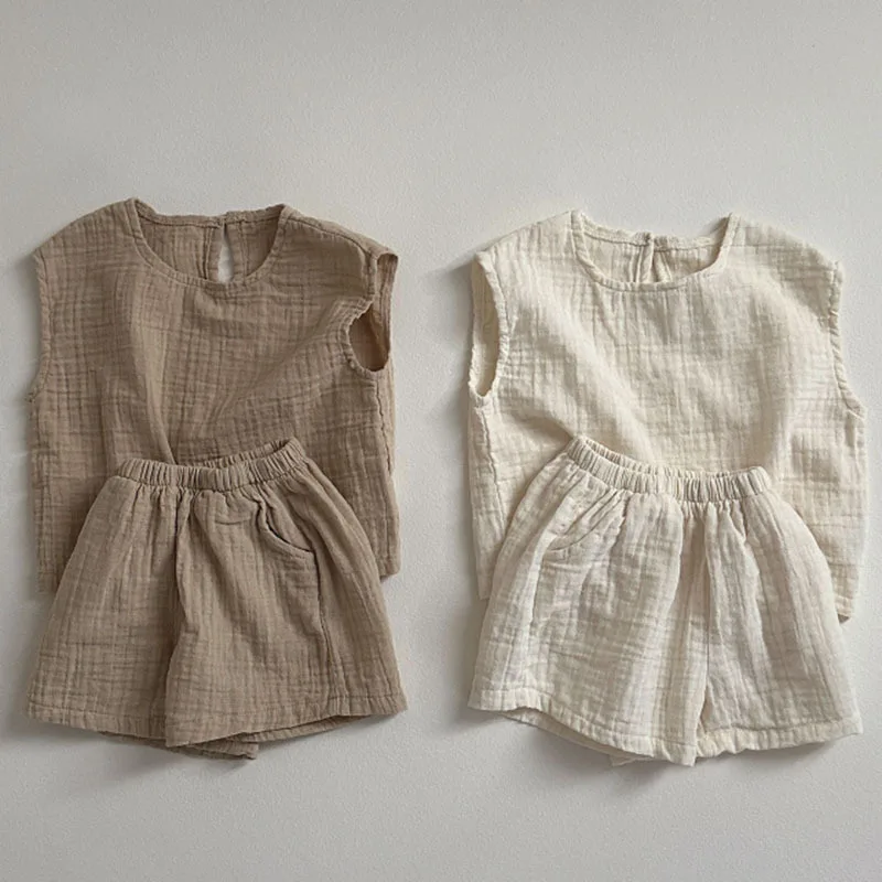 

Комплект детской одежды. Новинка 2023 года. Летний костюм для мальчика. Удобный однотонный топ + короткий повседневный костюм-двойка.