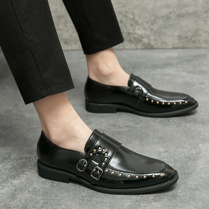 Fashion Golden Derby Shoes Men Stage Performance Shiny Shoes Acrobat Pointed toe Leather Shoes Slip On Male Barber Shoes Casual