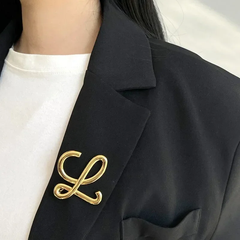 الفاخرة هندسية شكل حرف دبوس الحد الأدنى تصميم الصدر دبابيس للنساء مجوهرات شخصية سترة معطف الملابس التبعي