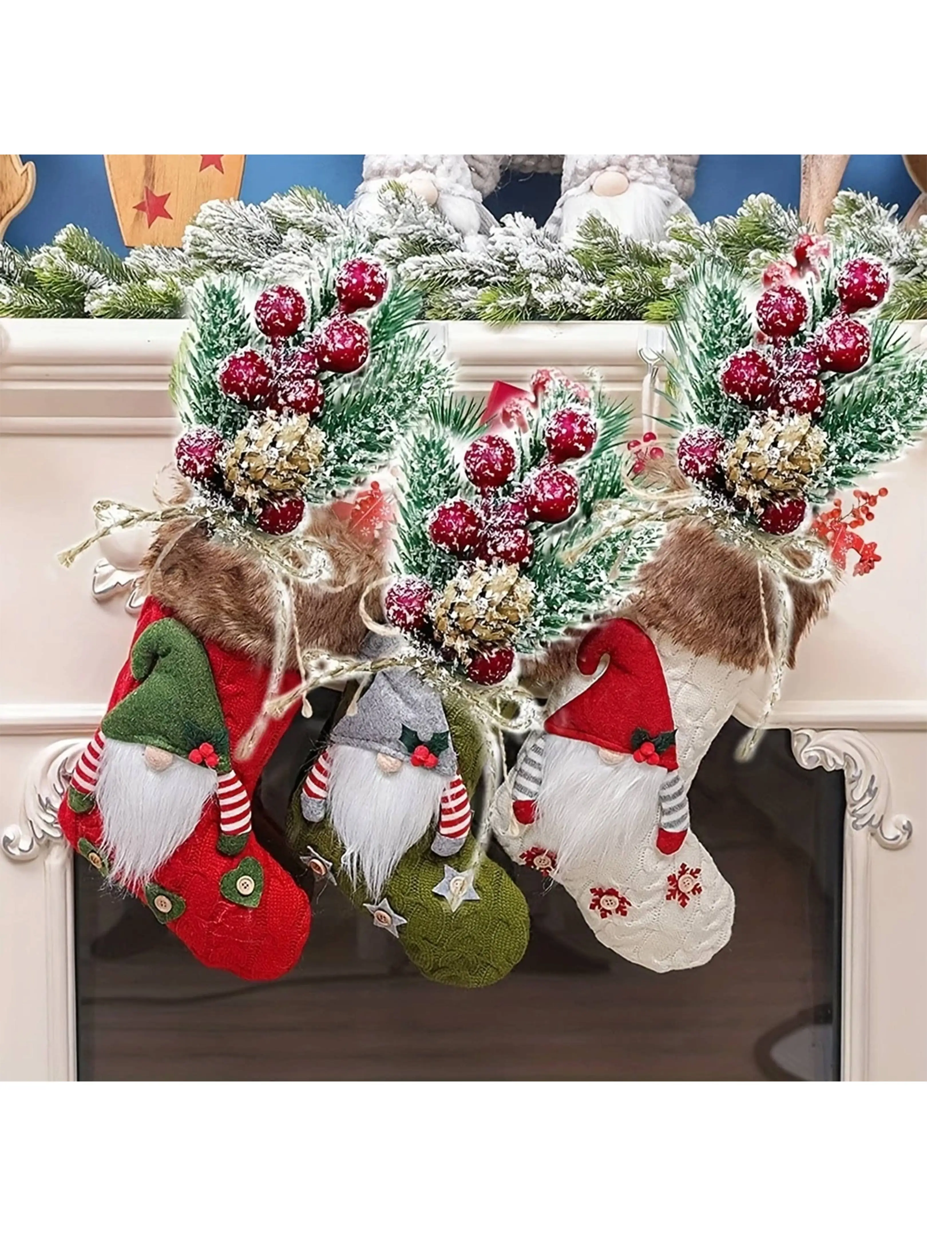 Ein Set aus 5 realistischen künstlichen Winterbeeren und Tannenzweigen für saisonale Weihnachtsdekoration. – Detail 3