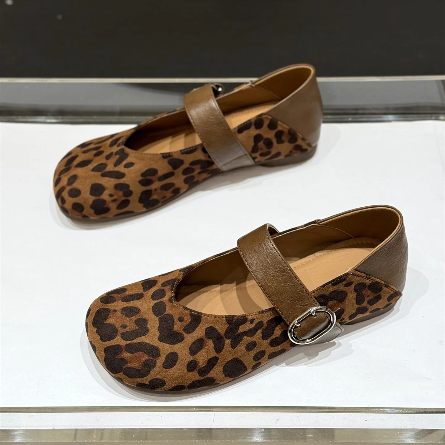 

Новинка 2023 года, весенне-осенние простые туфли Мэри с леопардовым принтом, удобные женские туфли на одной платформе с круглым носком и v-образным вырезом
