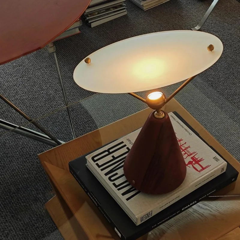 

Creative Retro Rechargeable Desk Lamp 360 ° Rotation Charging Storage Integrated Touch Switch Dimming Desk Lamp