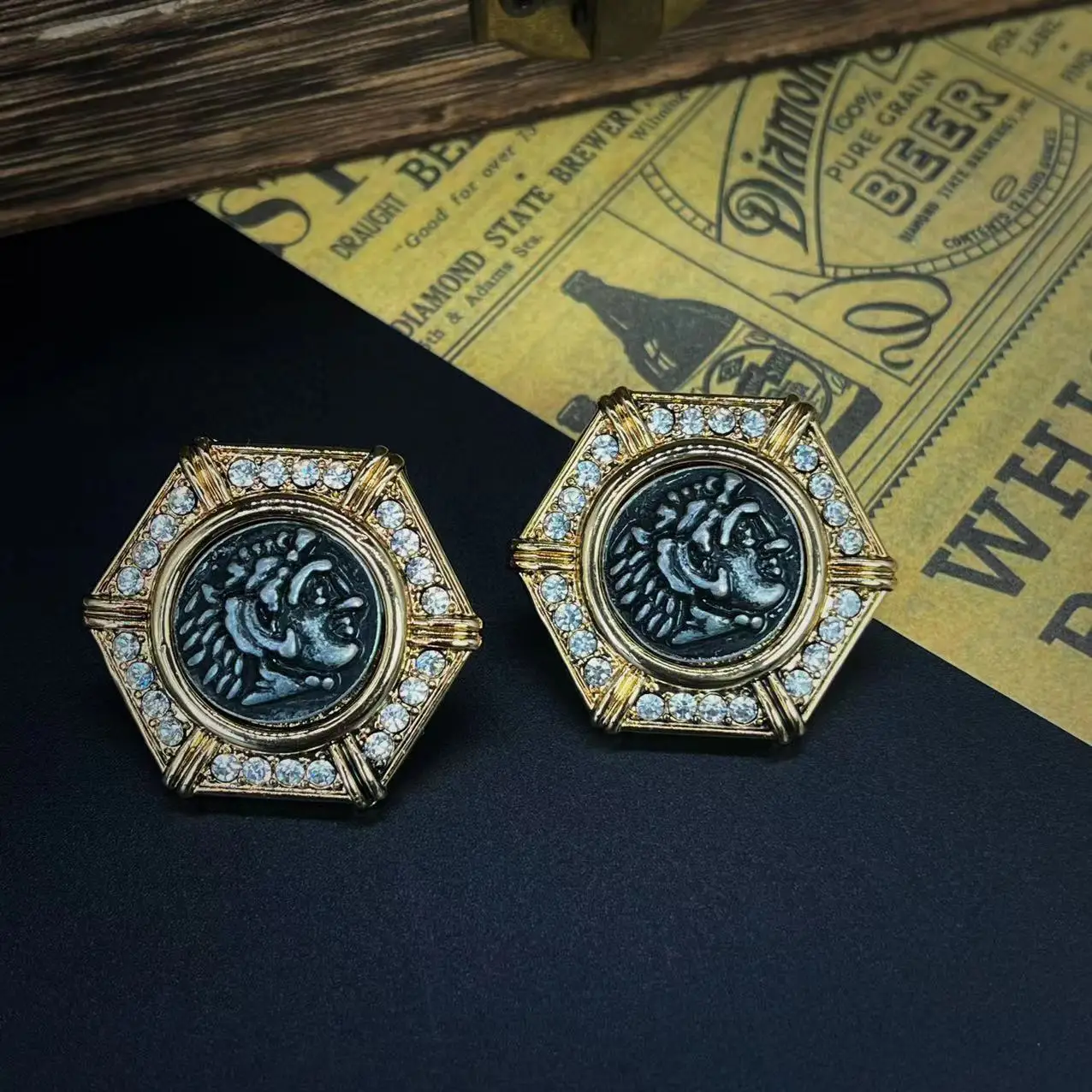 빈티지 헤비 릴리프 고대 동전 귀걸이, 다이아몬드 청동 상감 로마 전쟁 신 귀걸이