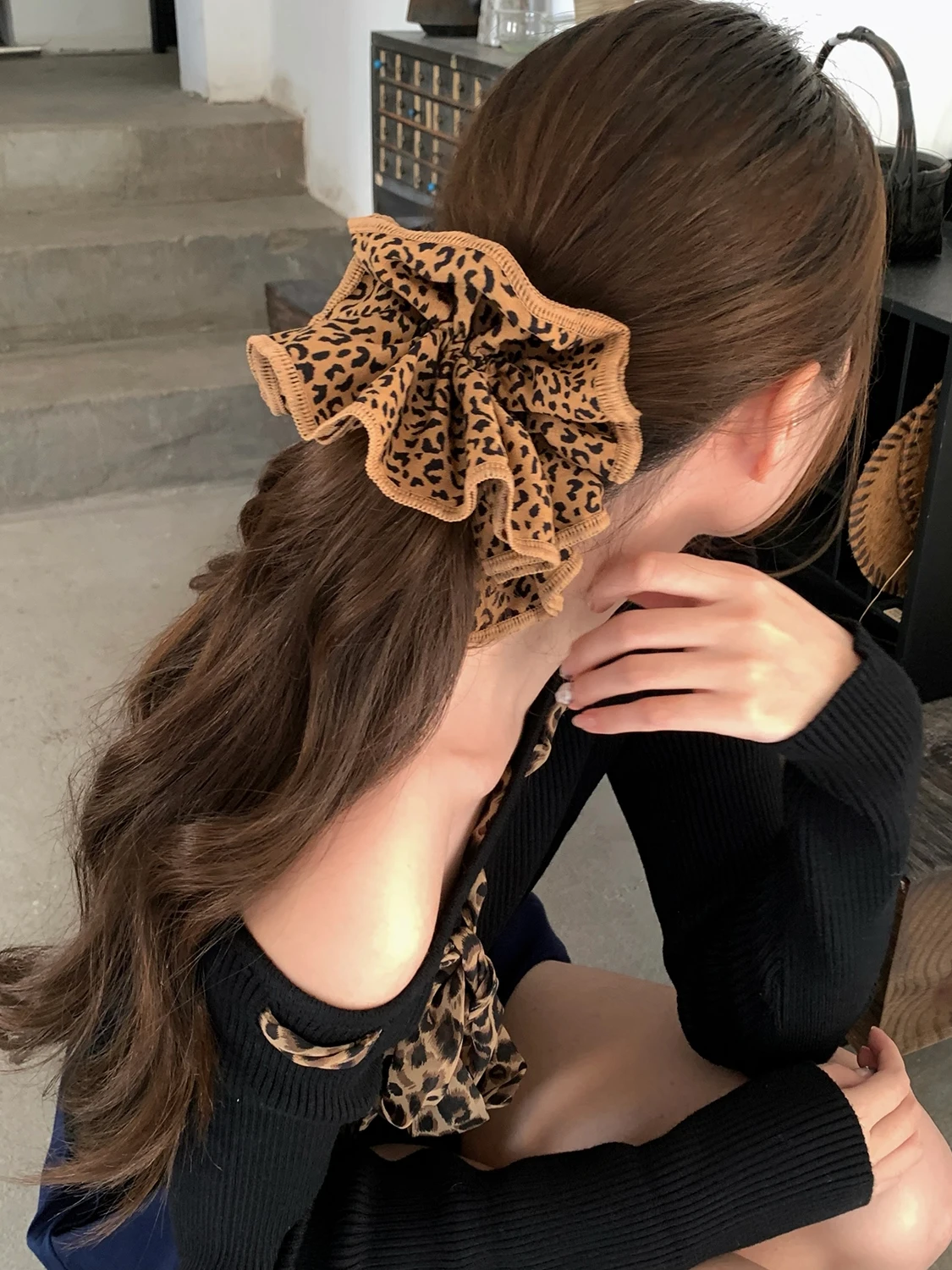 1 Stück stilvoller doppellagiger großer Haargummi mit Leopardenmuster, hochwertiges Haargummi für niedrige Pferdeschwänze und Dutts, vielseitiger Herbst und Winter