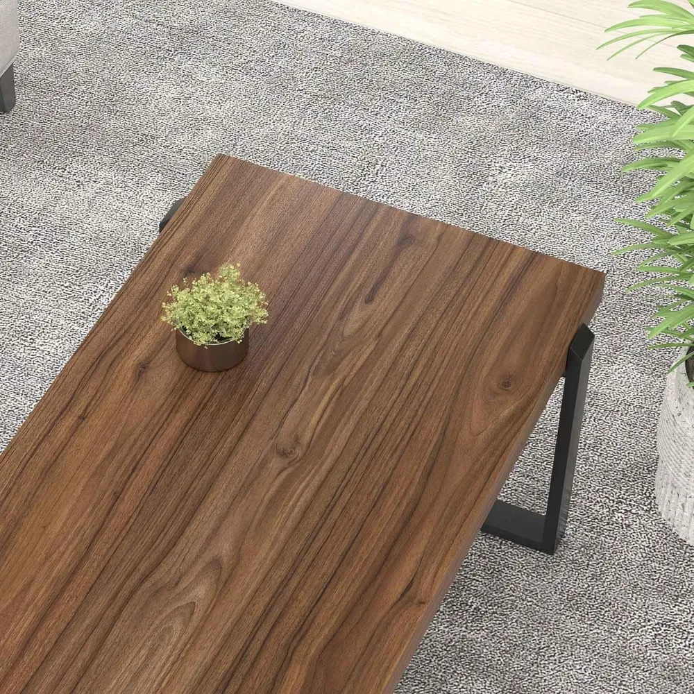 Prostokątny stolik kawowy w stylu rustykalnym industrialnym, wykonany z drewna i metalu, idealny do salonu, wykończenie orzechowe, nowoczesny element centralny.