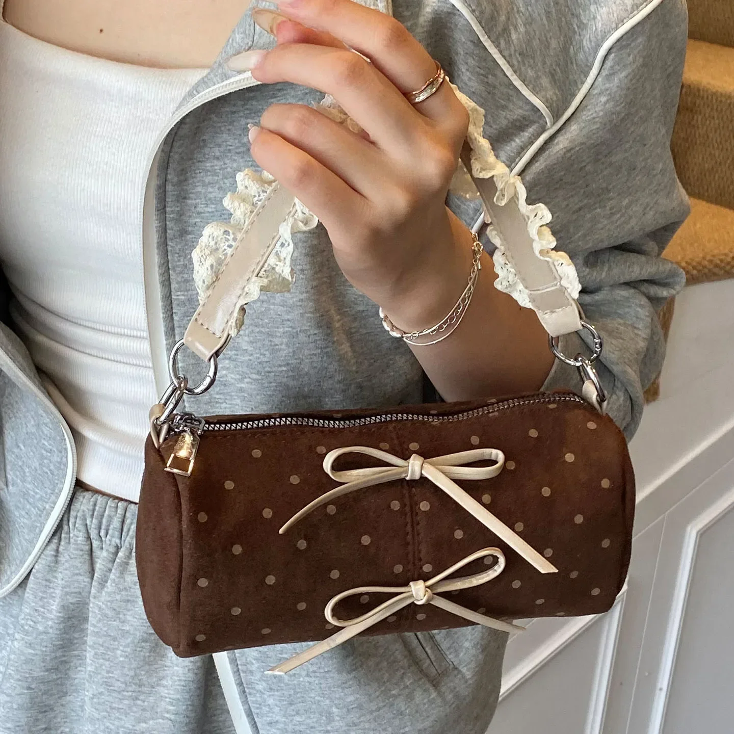 

Корейская модная женская замшевая сумка-подушка в горошек с нашивками и бантами, сумки из искусственной кожи с рюшами и ручками, женские сумки через плечо для покупок и отдыха