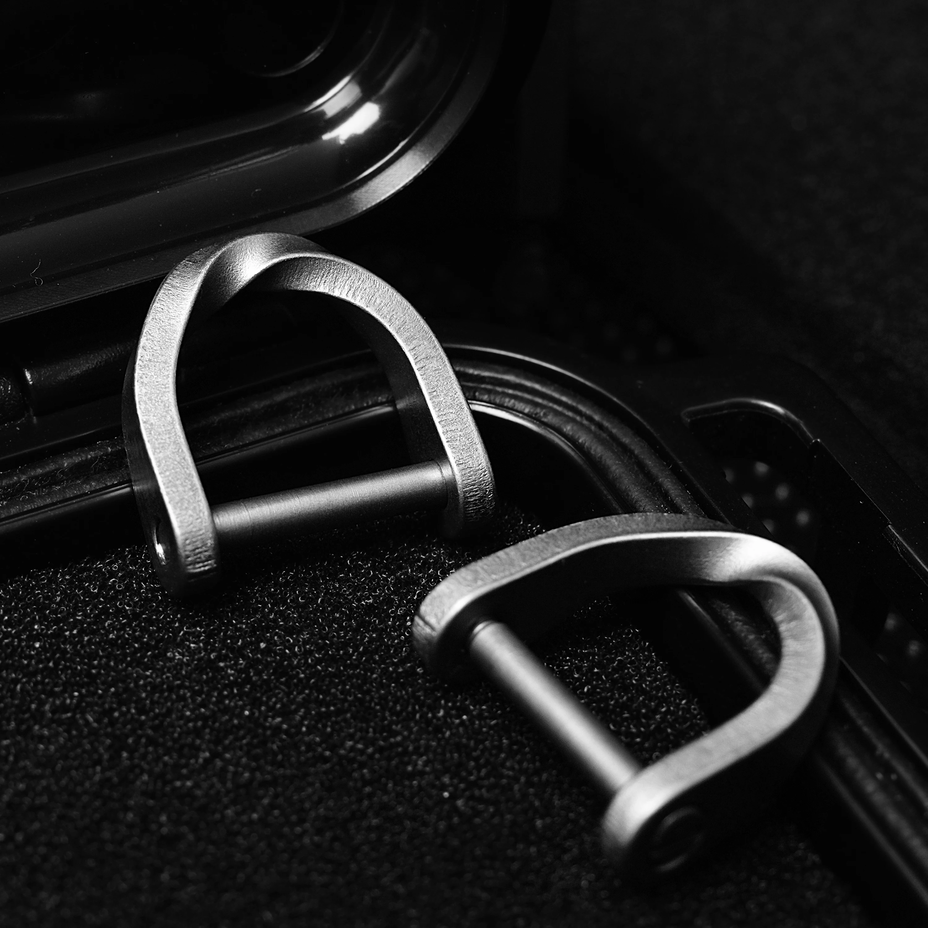 

Titanium Alloy Horseshoe Climbing D Bow Staples Buckles Shackle Key Ring Carabiner Chain Bag Decoration Outdoor EDC Tools