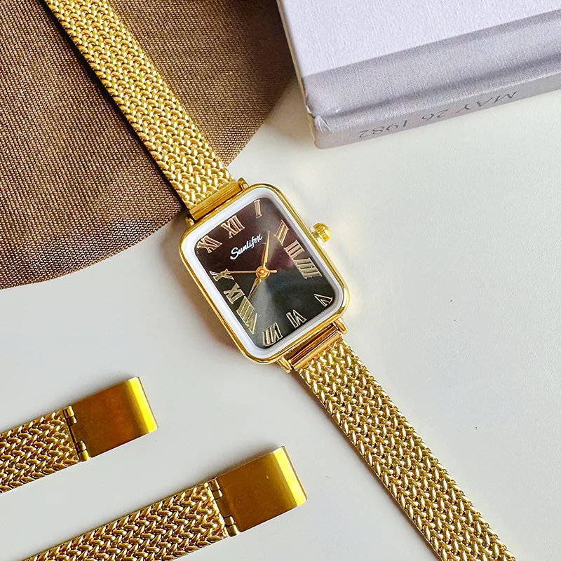 RetroStyleReloj de mujerCon esfera de números romanos rectangular simple ExudesLuxurio discreto y sofisticación. Un reloj único.