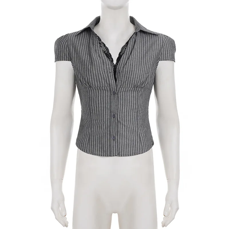 

Повседневная уличная мода и стильная рубашка с V-образным вырезом, индивидуальным дизайном, контрастными полосками и кружевными вставками.