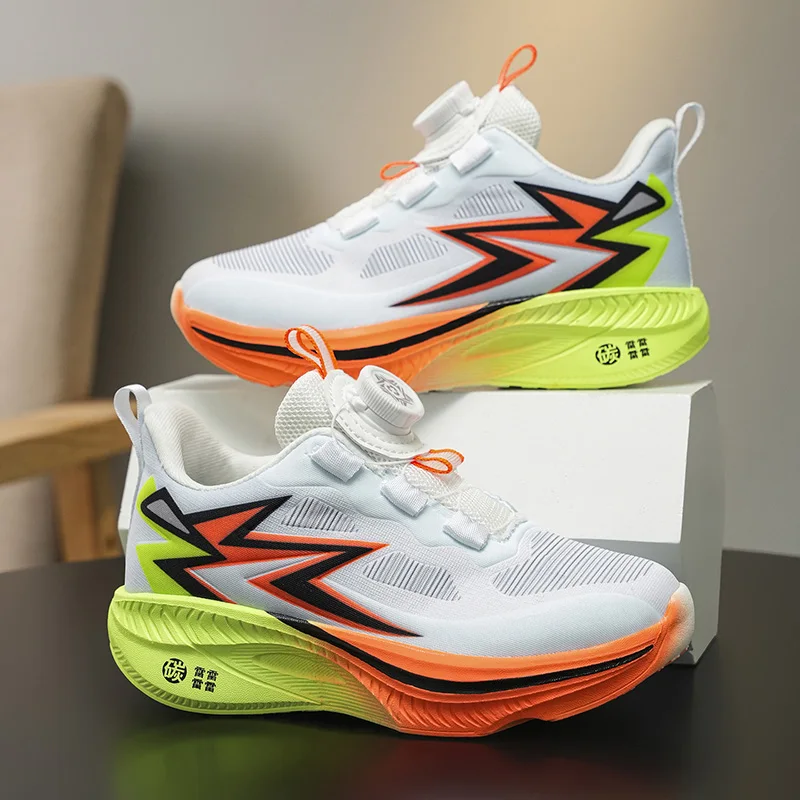 

Пара детских спортивных кроссовок с мягким и удобным верхом, подошвой из EVA и удобной системой застежки на поворотной кнопке TL-533.