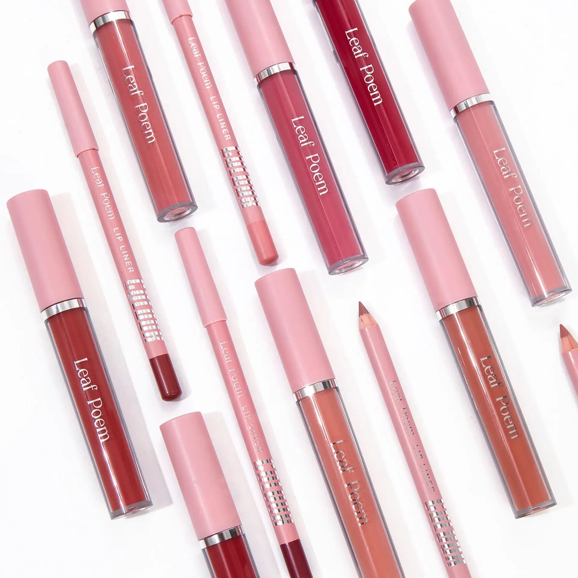 ลิปกลอสเนื้อแมทกันน้ำและดินสอเขียนขอบปาก ชุด 2 ชิ้น ไม่เหนียวเหนอะหนะ ติดทนนาน ไม่เลอะ ไม่ติดแก้ว ใช้ได้กับผู้ทานมังสวิรัติ