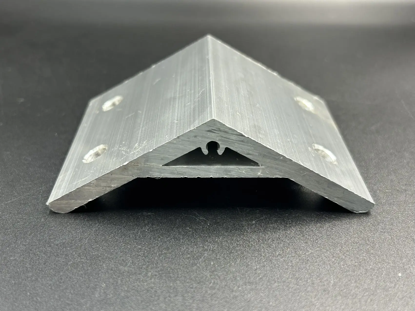 อุปกรณ์เสริมโปรไฟล์อะลูมิเนียมอุตสาหกรรม ขายึดมุมแบบอัดขึ้นรูปพร้อมโครงเสริมความแข็งแรง ตัวเชื่อมต่อมุมฉากสำหรับเครื่องจักรกล