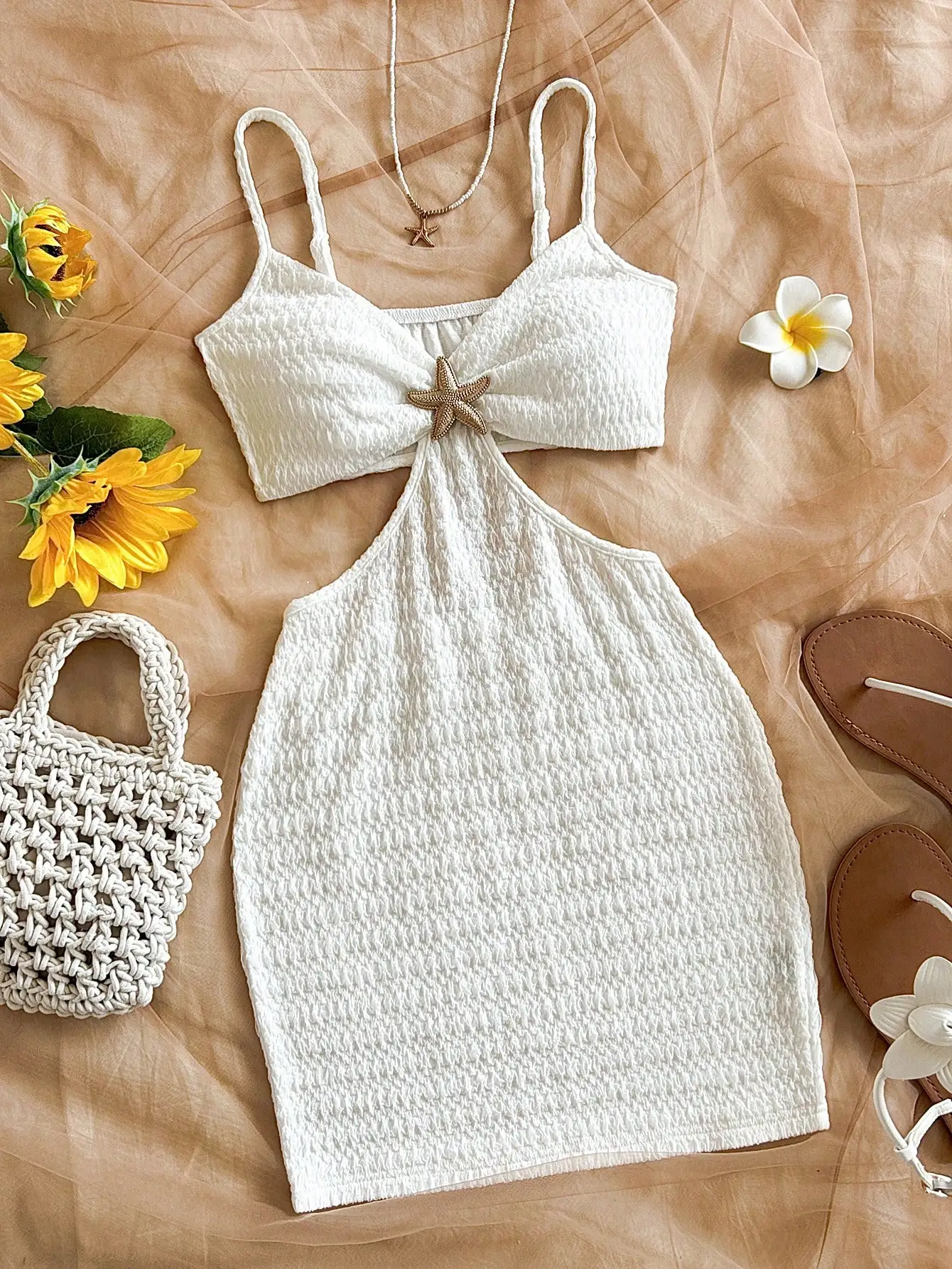 

Белое фактурное мини-платье-камизоль с вырезами и декором в виде морской звезды для пляжа, отпуска или летних прогулок