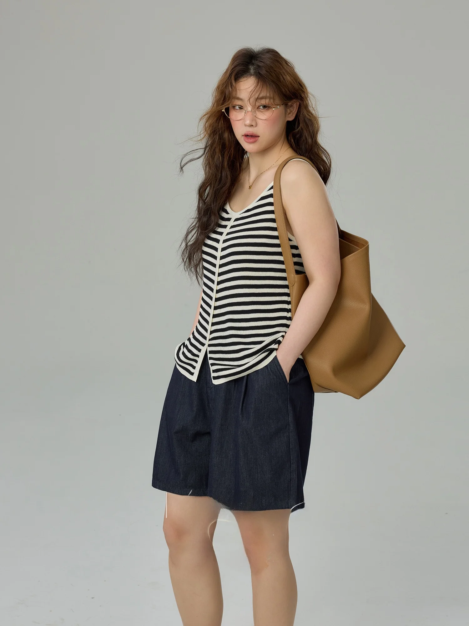 

Новая летняя свободная вязаная майка-жилет с V-образным вырезом в полоску больших размеров, корректирующая фигуру, скрывающая недостатки, в корейском стиле, повседневная, из хлопка