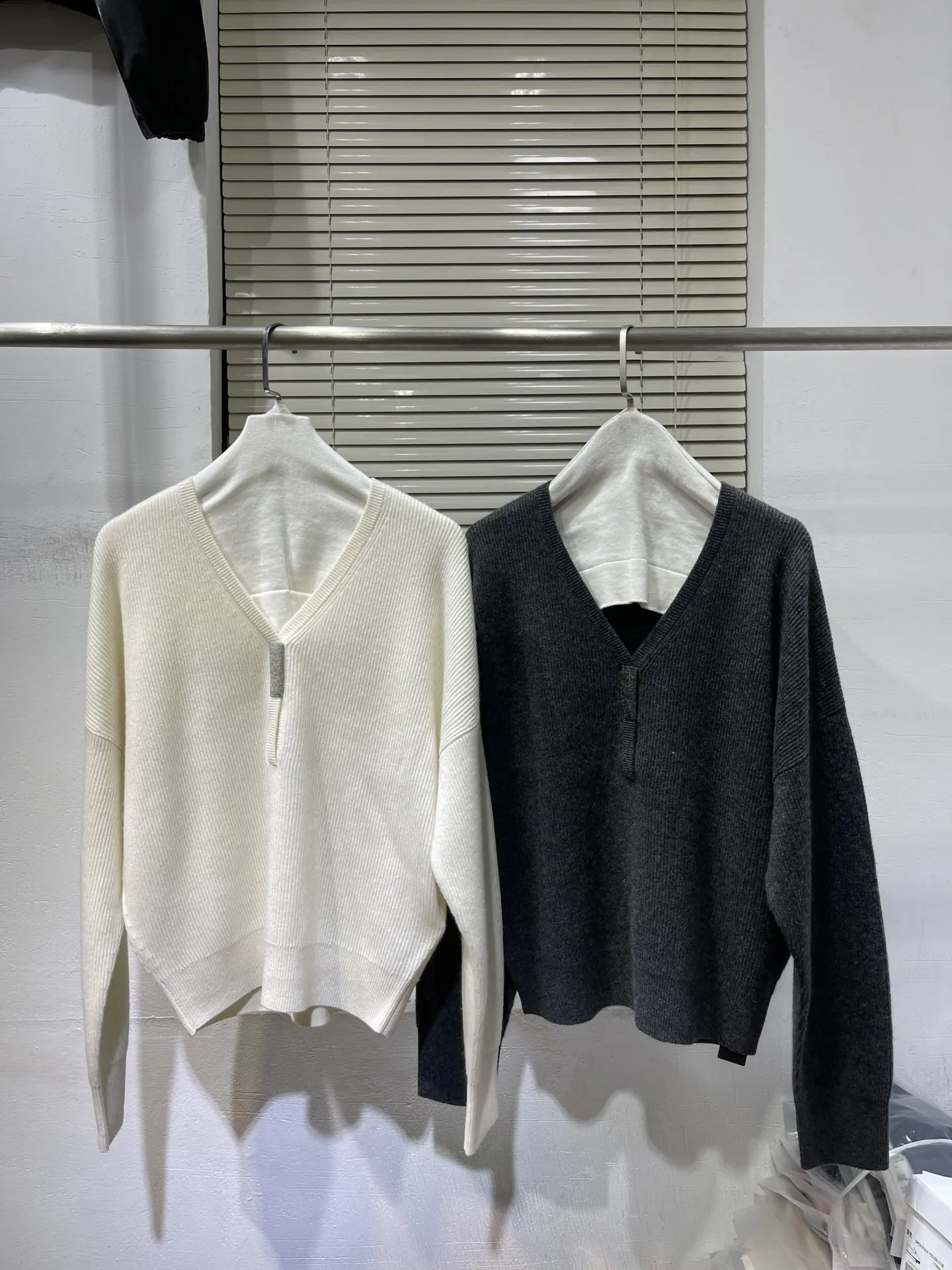 V-Neck Cashmere Sweater with Beaded Chain for Women, Bottoming Shirt, Female Top, High Quality, Autumn and Winter