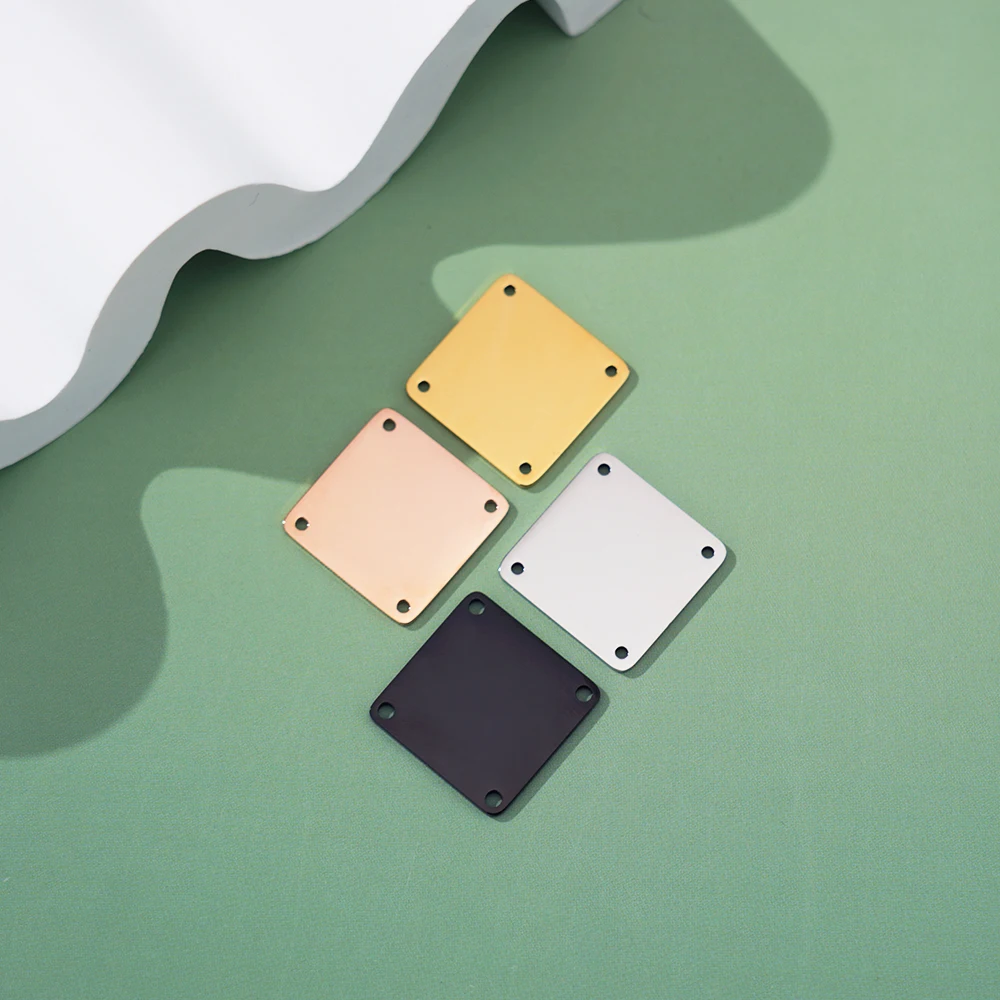 30 قطعة/الوحدة شعار مخصص مربع العلامات شخصية أربعة ثقوب الملابس التسمية لوحة معدنية البولندية قلادة مجوهرات من صلب لا يصدأ