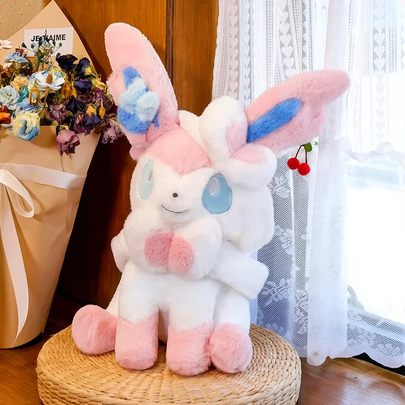 Sylveon Plüschtier in sitzender Pose, kuschelig weich, flauschig, Anime-Puppe im japanischen Stil, Dekokissen für Sofa, Bett, Heimdekoration, Geschenke