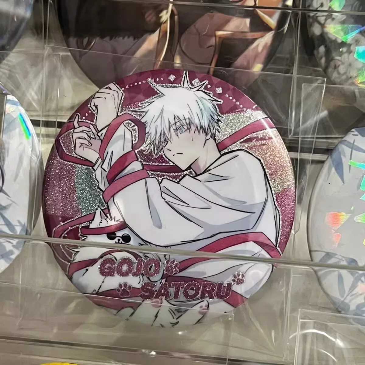 شارات بضائع "Jujutsu Kaisen" و"Satoru Gojo"، بضائع مصنوعة من مروحة الرسوم المتحركة، شارات قلادة ثنائية الأبعاد وردية اللون