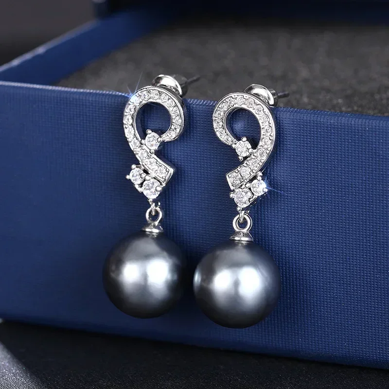 

2025 новые женские высококачественные симметричные серьги с черным жемчугом, легкая роскошная мода, высокая чувствительность, нишевые аксессуары