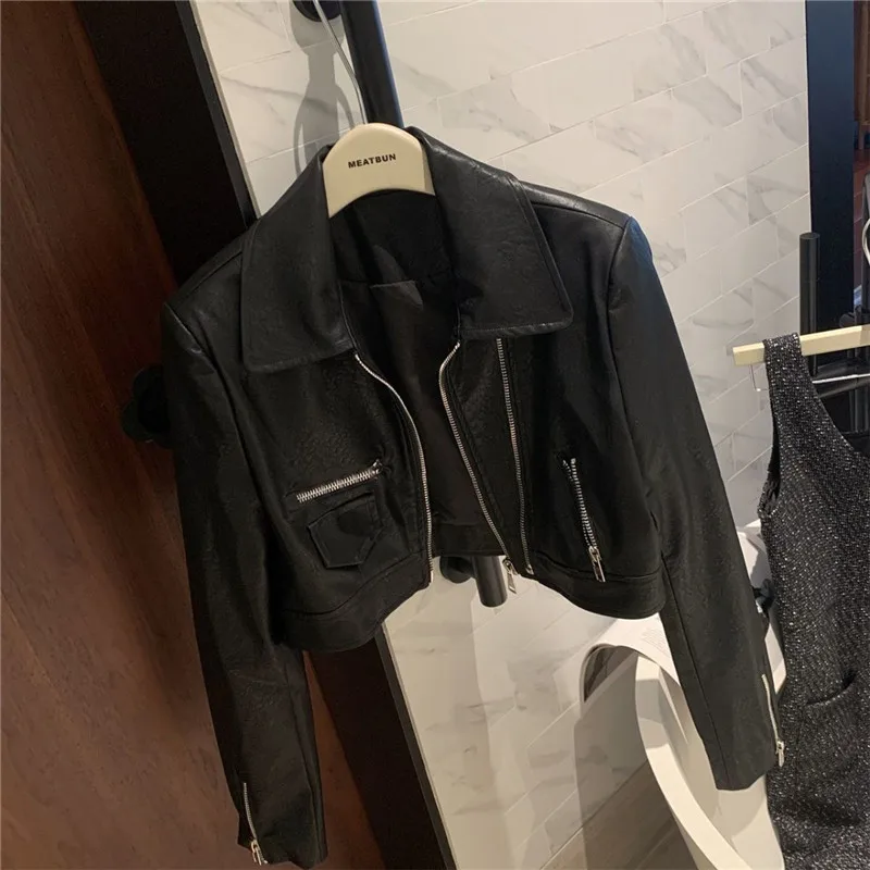 Giacca di pelle da donna corta primavera autunno 2025 nuova moda allentata per il tempo libero cappotto di pelle Pu cappotto locomotiva cerniera tuta sportiva femminile