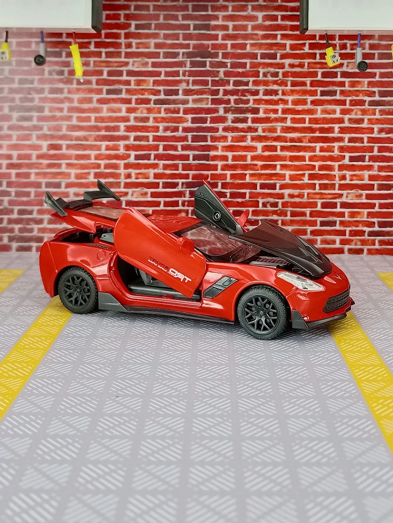 

1:32 Simulation Corvette alloy car model ZR1 sports car toy car model has sound and lighting functions doors can be opened
