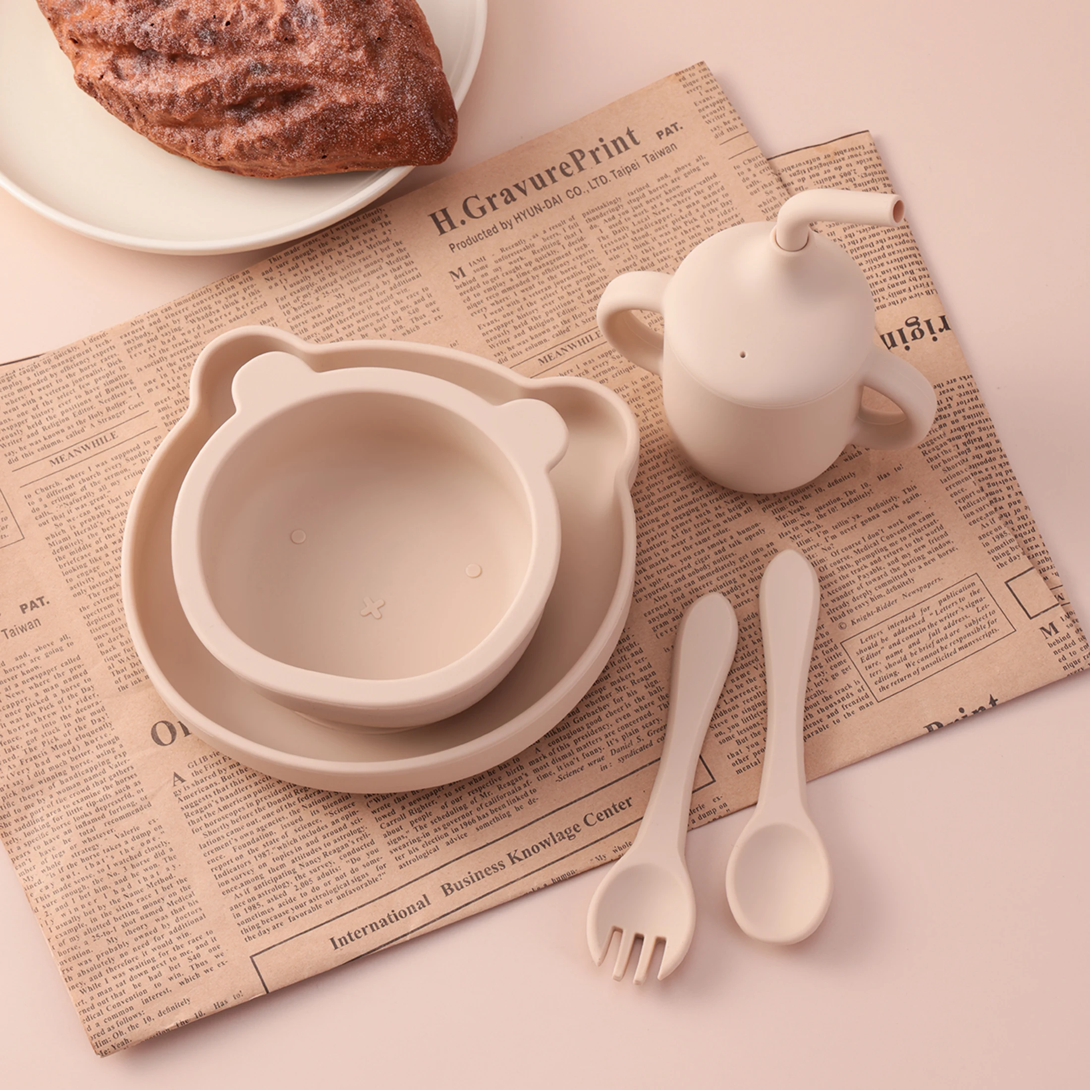 Juego de alimentación de silicona para niños, 5 uds., platos Dihes con forma de oso, cuenco antideslizante, tenedor de entrenamiento, cuchara, taza para sorber, material para bebés de alta calidad