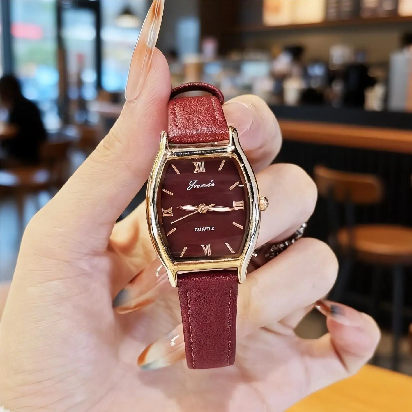 

Vintage Red Leather Wine Barrel Shaped Dial with Unique Design Quartz Ladies' Watch Elegant Business Watch