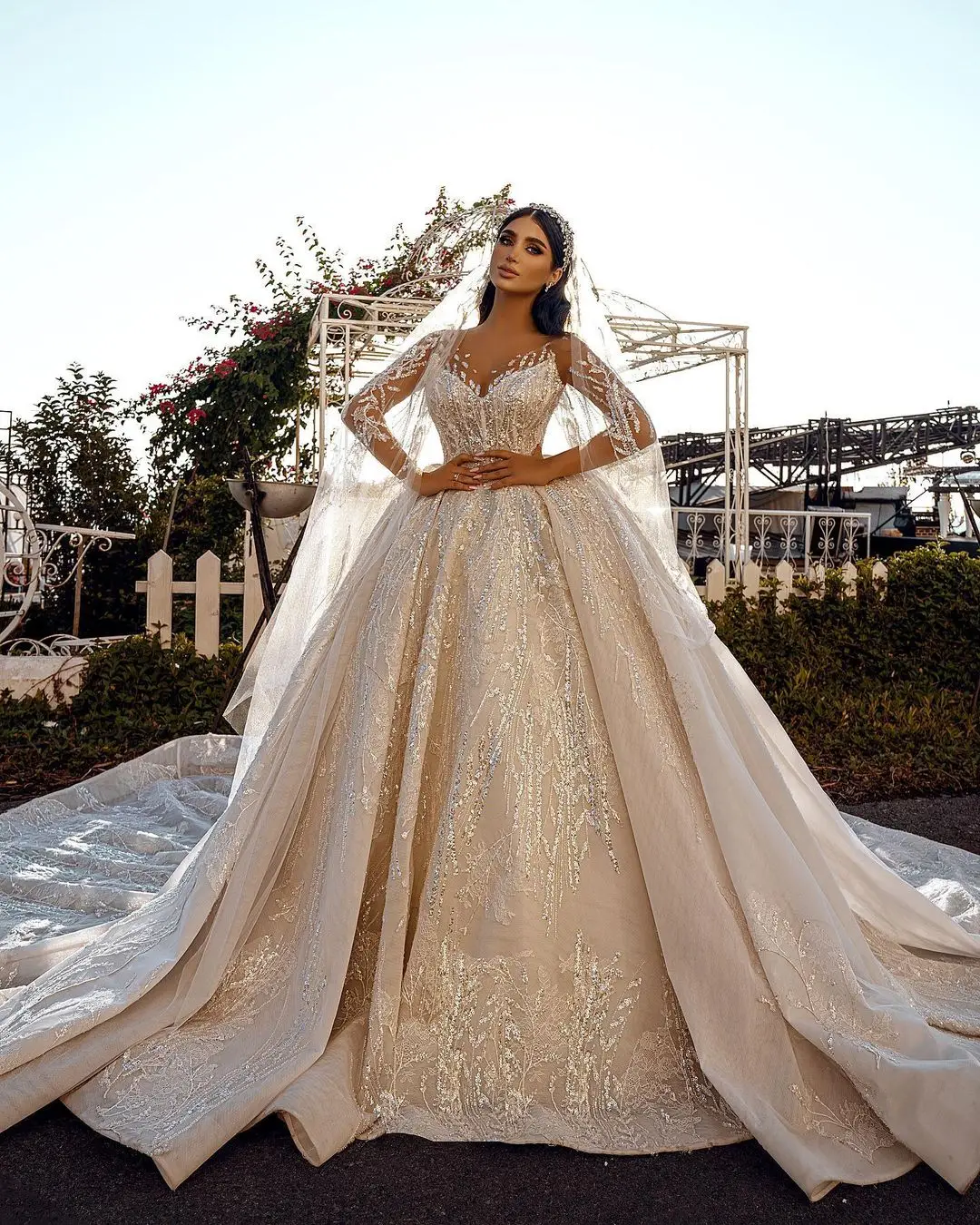 

Exquisite Arabic V Neck Wedding Dresses Sequined Appliques Bridal Gowns Custom Made Long Train Vestido de novia