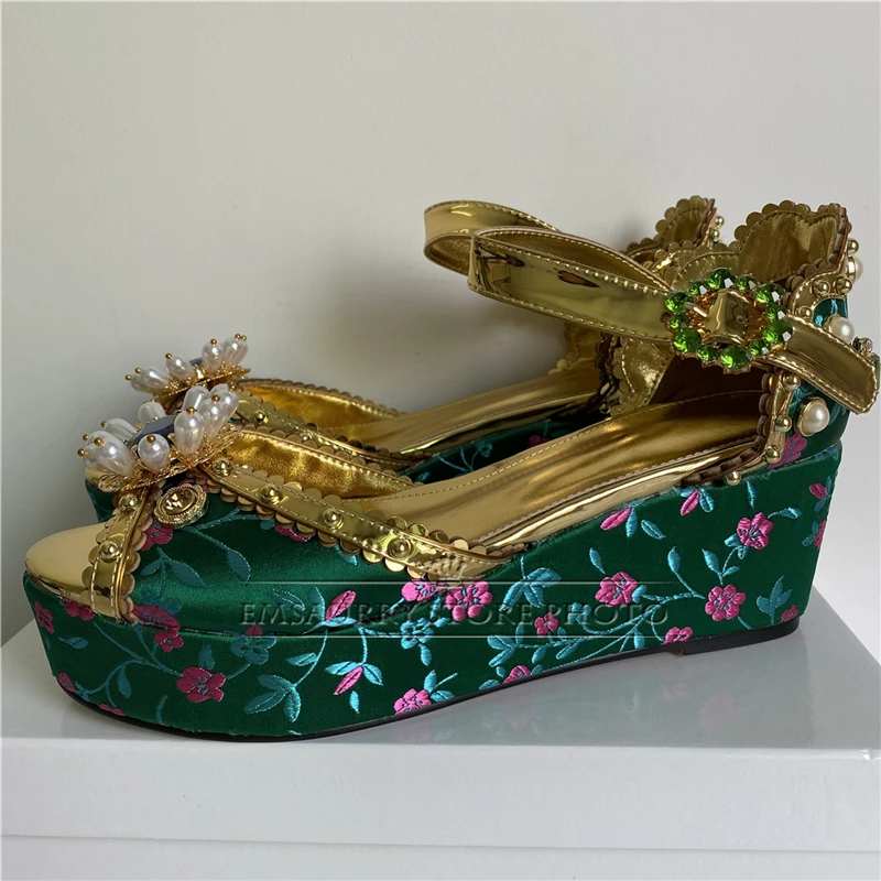 Sandali con zeppa in raso con fiore ricamato scarpe da festa con fibbia in strass con rivetti con plateau alto da donna estate