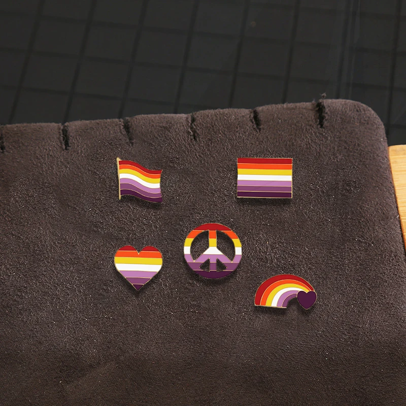 Weibliches Mädchen verliebt sich in Mädchen Mode Kiefern Stolz Flagge Regenbogen Herz Metall Abzeichen Schmuck Lesben lgbt Emaille Brosche für