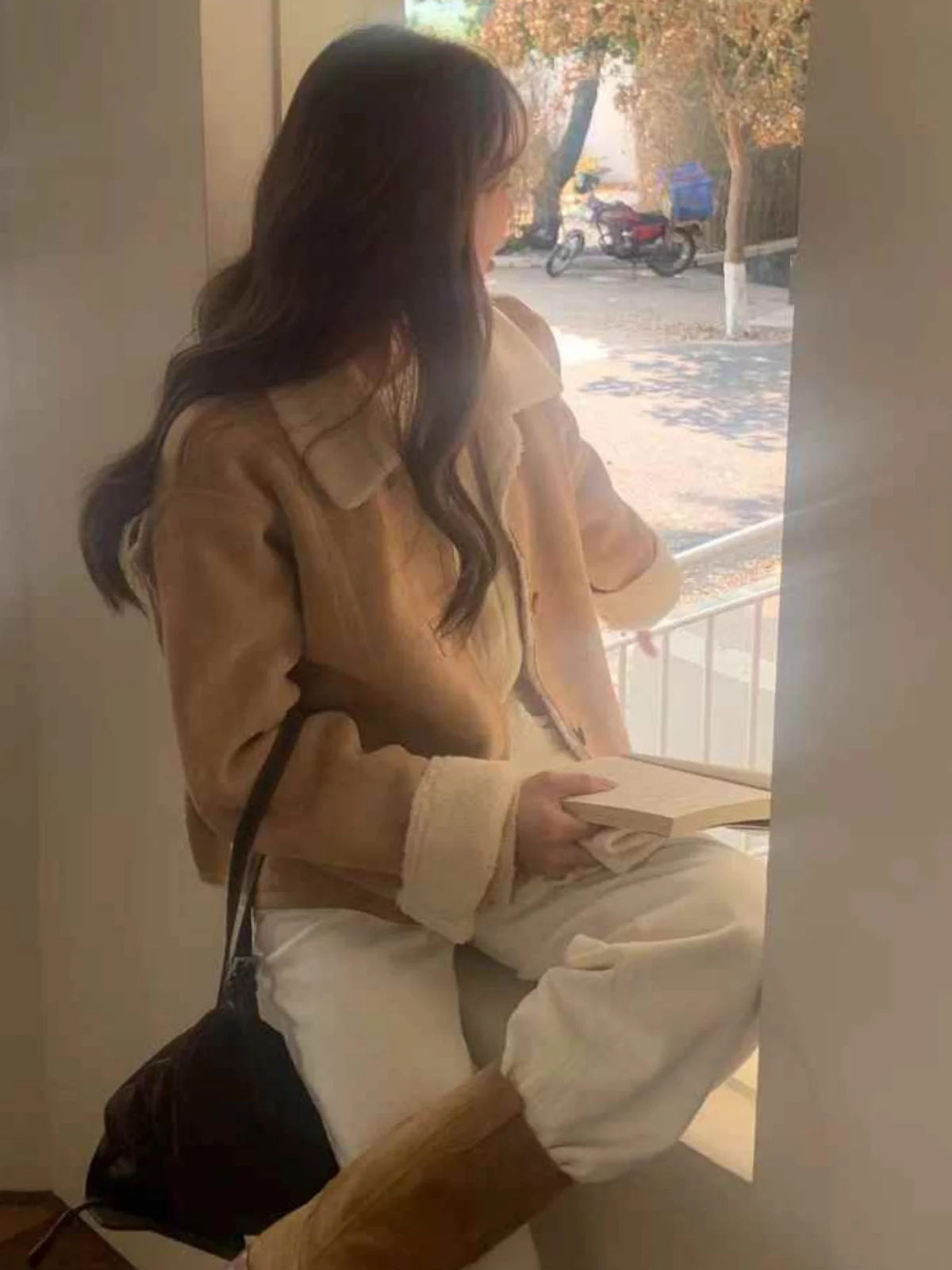 2024 겨울 두꺼운 보온 레트로 칼라 여성 재킷 퍼 가죽 일체형 안티에이징 숏 코트 스타일리시 출퇴근 스타일