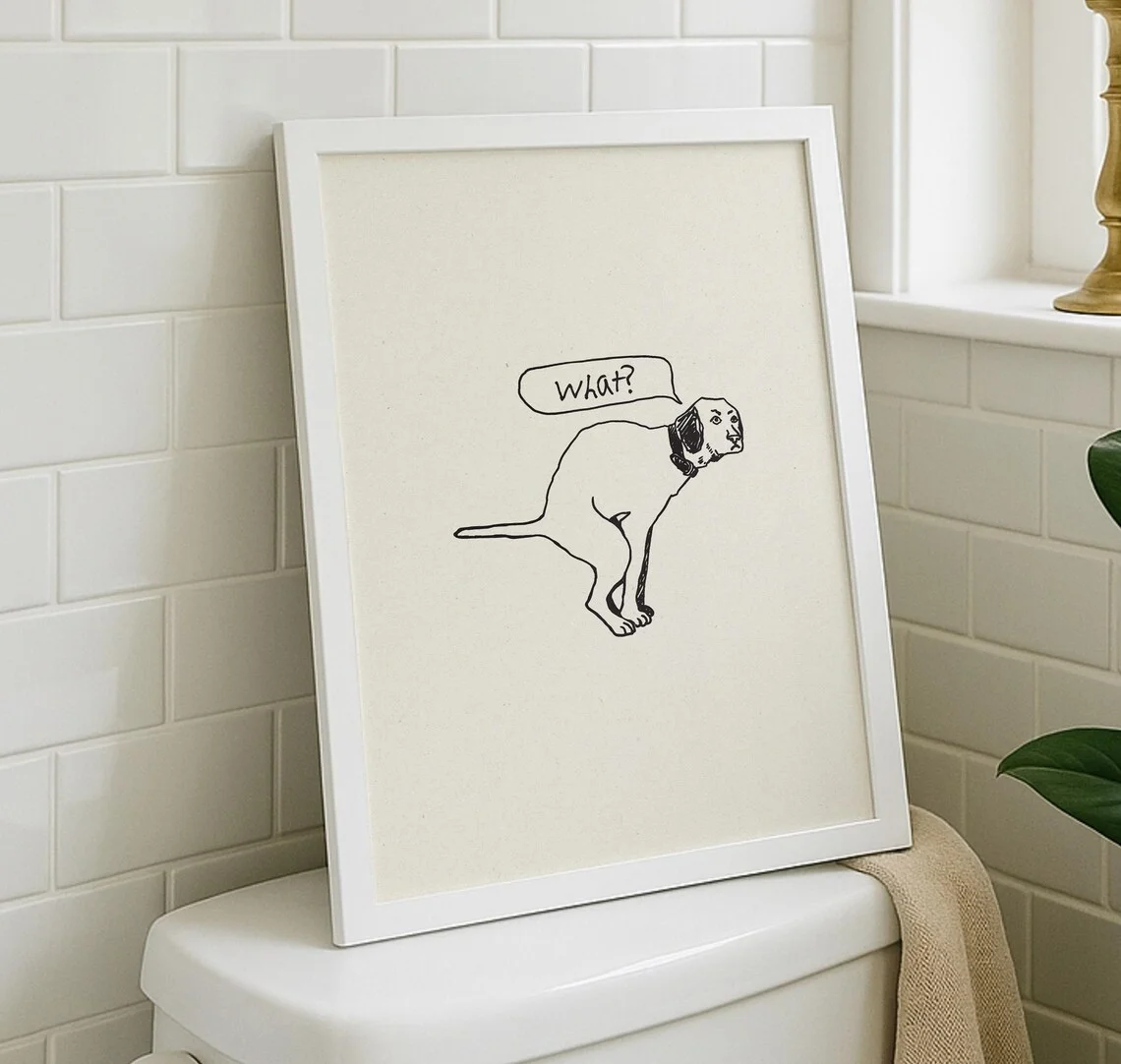 Verspieltes „Was?” Hunde-Linienkunst Wandbild – Verspielter Druck, der Haustier-Auflebnen feiert. Der minimalistische cremefarbene Hintergrund und die schlichte Linie