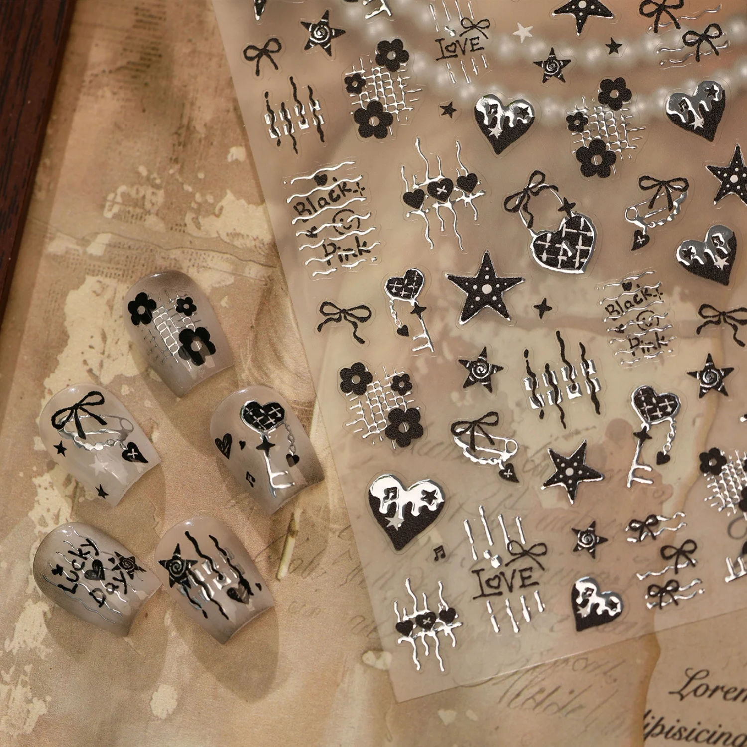 5D Schwarz-Silber Karierte Herz-Nagelkunst-Aufkleber Stern Schleife Blumen Spitze Kornmuster Selbstklebende Edgy Girly Abziehbilder Maniküre-Zubehör