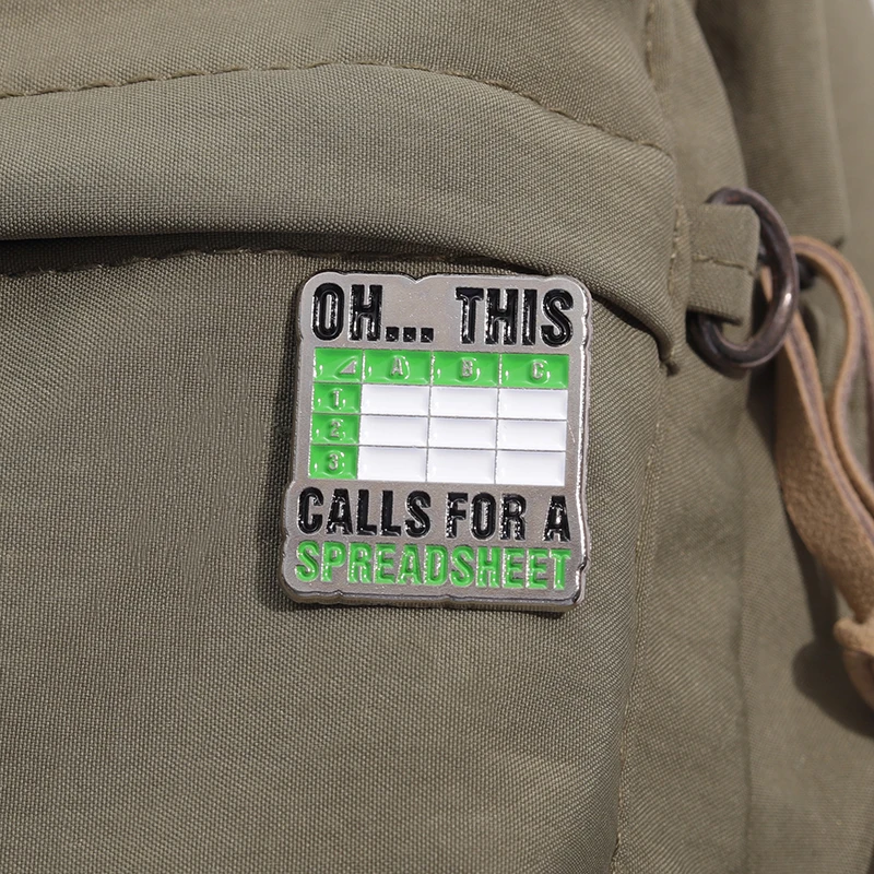 أوه هذا يتطلب دبابيس المينا جدول البيانات ، دبابيس معدنية مبتكرة صيغة اكسل ، شارة الملابس على ظهره ، دبوس طية صدر للهدايا