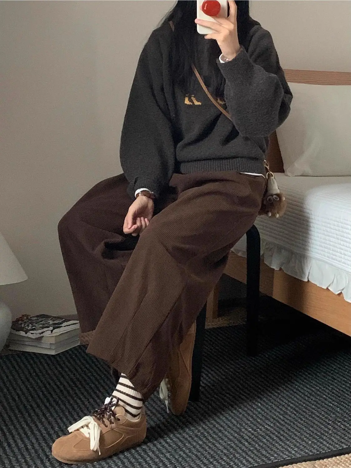 Pantalones de pana de cintura alta marrones con forro polar para mujer, estilo nuevo de otoño-invierno, corte holgado, efecto adelgazante, pantalones de nueve puntos