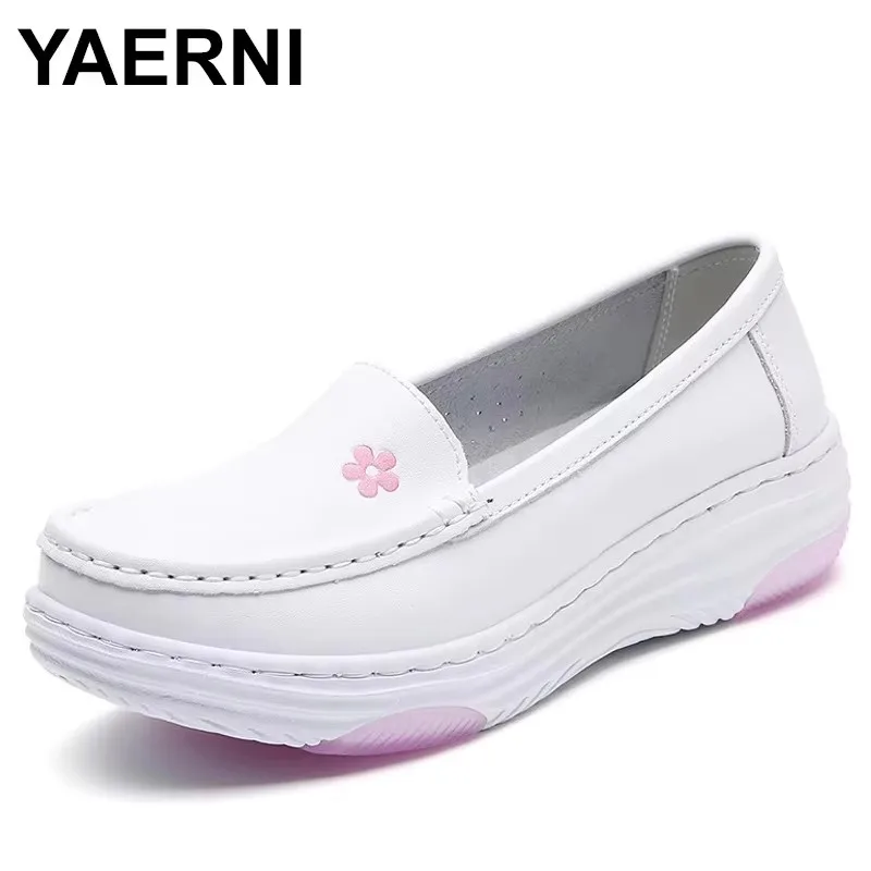 

Белые женские туфли на танкетке из воловьей кожи 2025, удобные легкие туфли без шнуровки для медсестер, модные женские туфли на плоской подошве