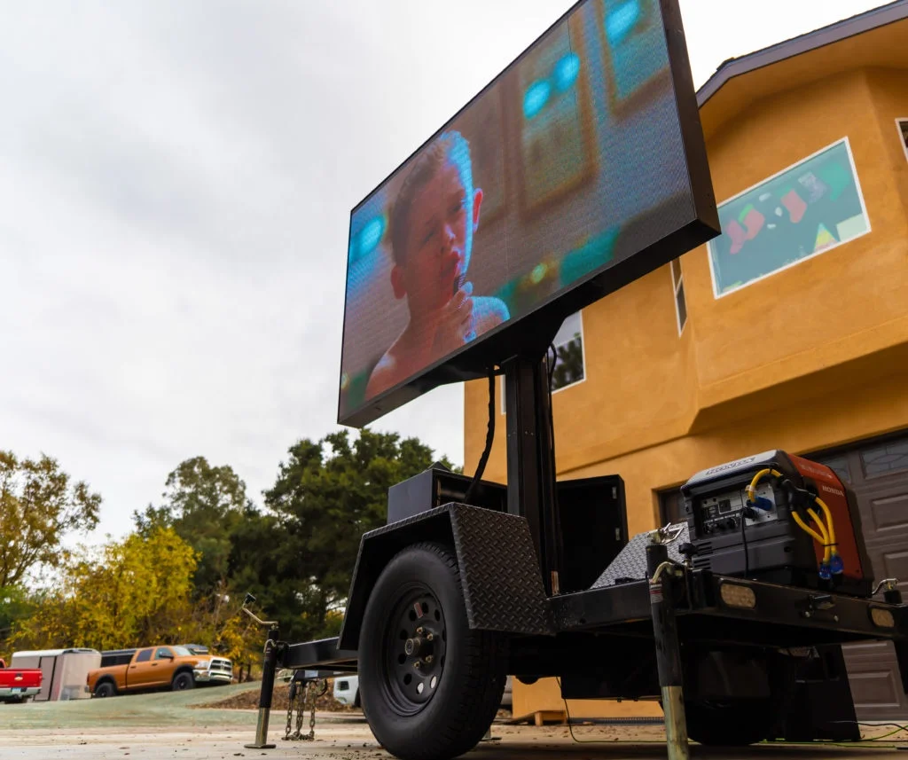 شاشة عرض LED للمقطورة P3 عالية السطوع مع مولد وموزع طاقة #6