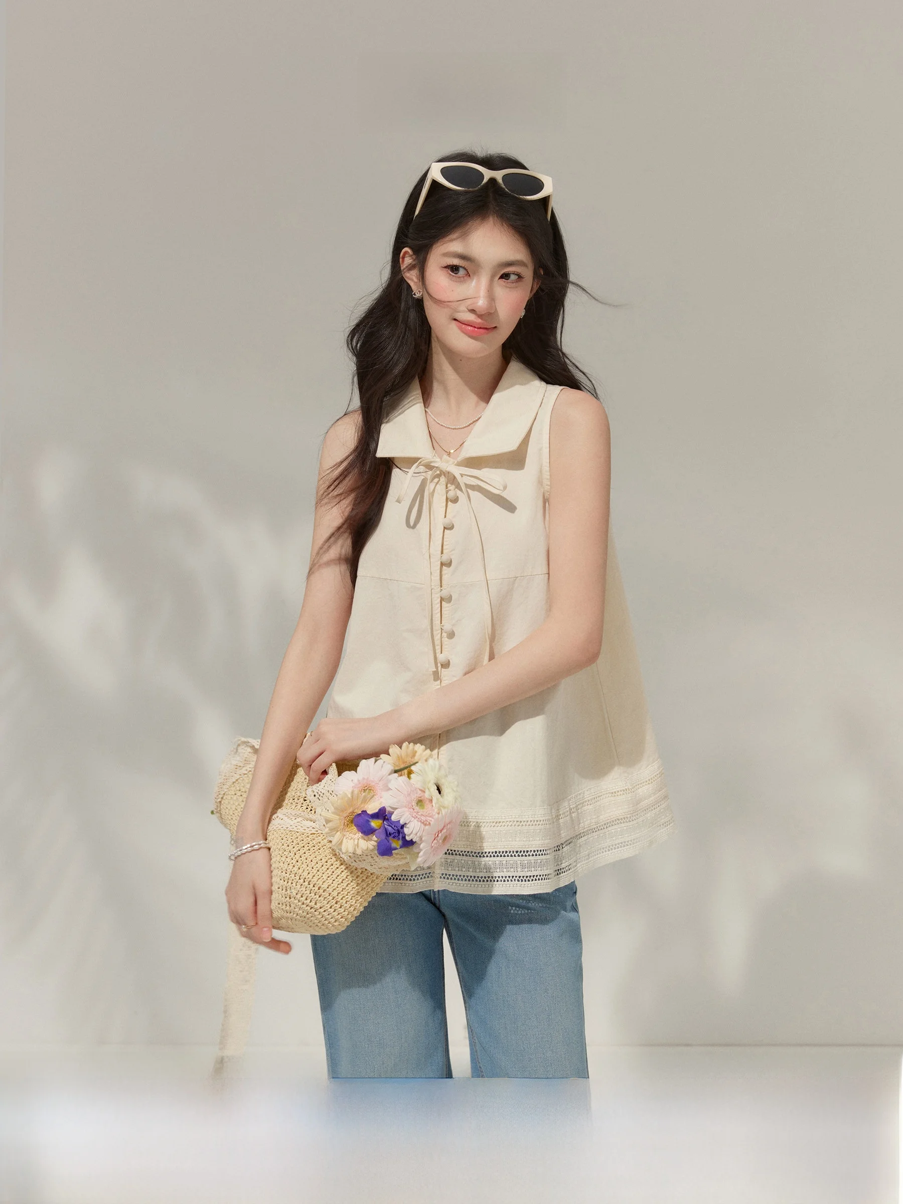 

Женская летняя укороченная рубашка-жилет свободного кроя без рукавов с воротником, с поясом-завязкой, на одной пуговице, визуально стройнящая фигуру