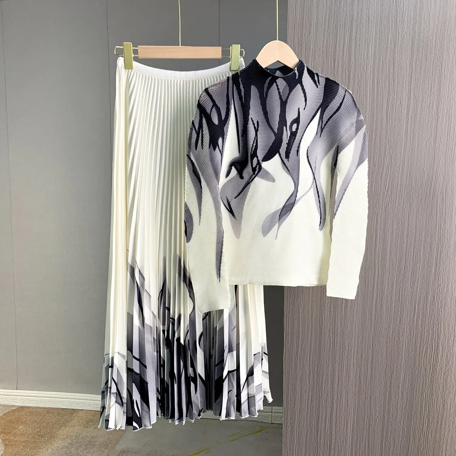 

Miyake Elegant Fashion Printed Pleated 2 Pieces Set for Women Turtleneck Slim Tops with High Waist Mid Length Skirts 2024 New