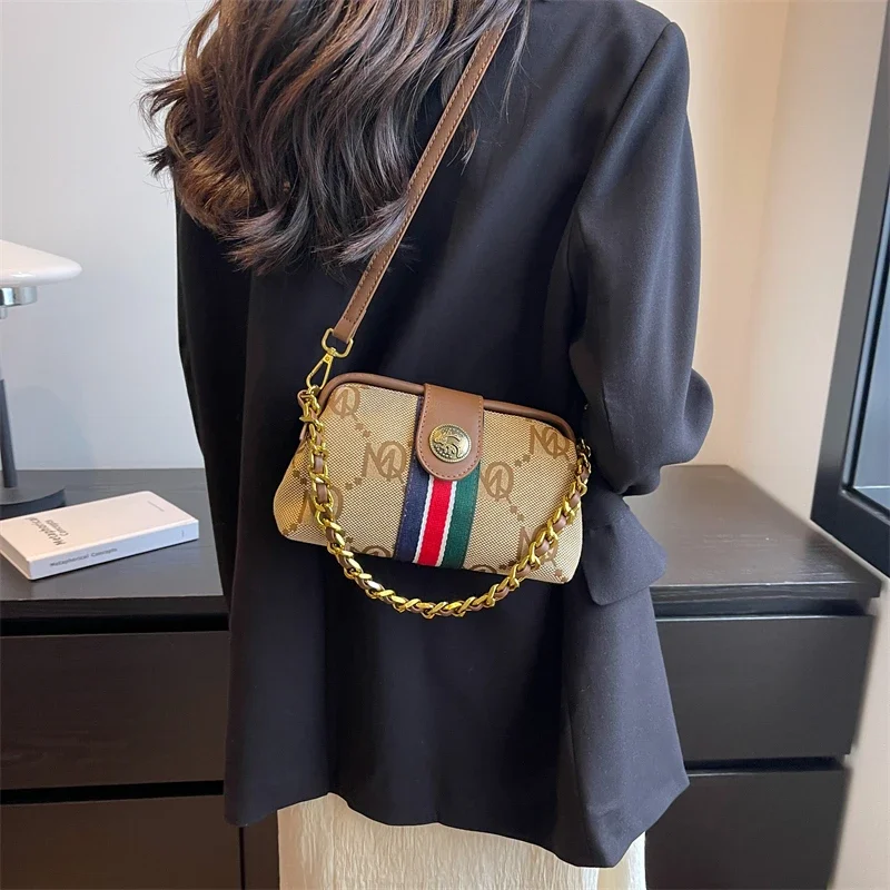 

Винтажная сумка в дизайнерском стиле — сумка через плечо из структурированной кожи с антикварной латунной фурнитурой и буквенным логотипом