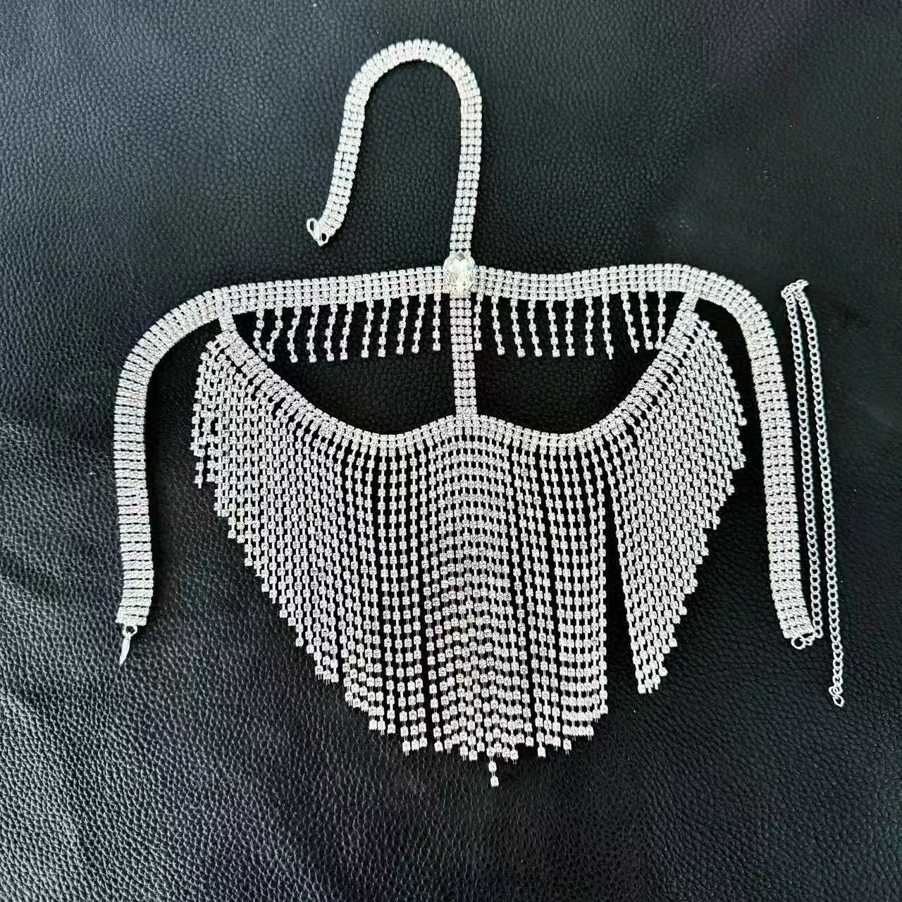 หน้ากากประดับคริสตัลระยิบระยับสำหรับผู้หญิง ขายดีในยุโรปและอเมริกา หน้ากากคริสตัลหลากสี พร้อมเครื่องประดับทรงกลม