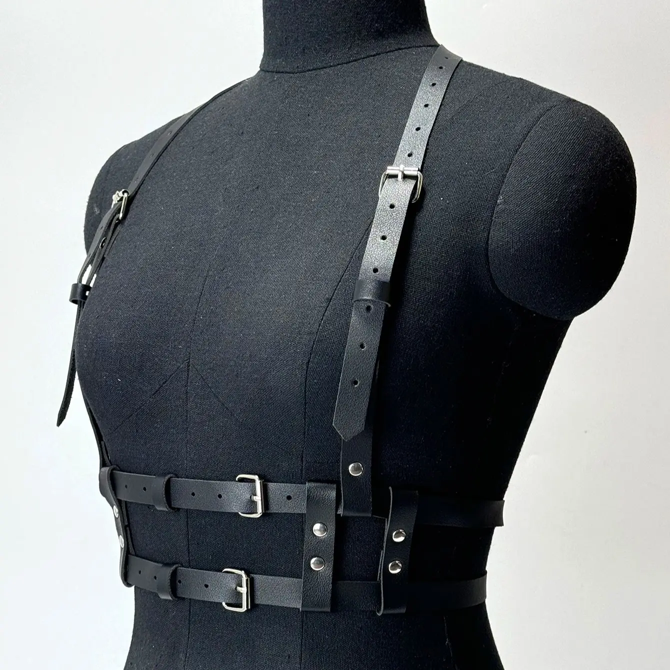 Damska uprząż modowa ze skóry PU, zdobiona ćwiekami, regulowany pas uprzęży, gotycka uprząż, bielizna bondage, uprząż na klatkę piersiową.
