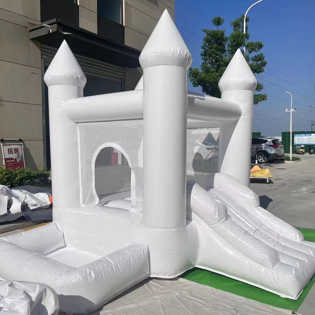 

Small Inflatable Bounce Castle White Bounce House Children's Castle with Ball Pool and Slide