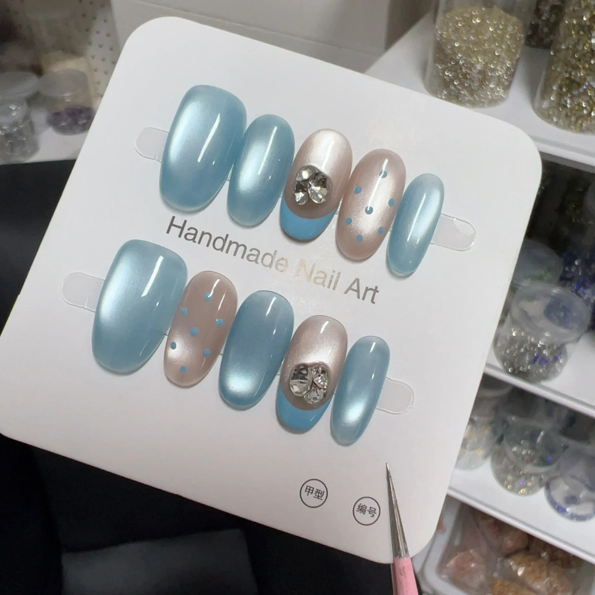 

10 шт., короткие овальные французские ногти ручной работы, блестящие синие кошачьи глаза в горошек, дизайн со стразами, накладные ногти, носимые накладные ногти, художественный наконечник